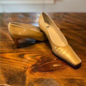 STUART WEITZMAN~pearly gold patent leather~MID-HEEL SHINY GOLD PUMP SHOES 7.5N